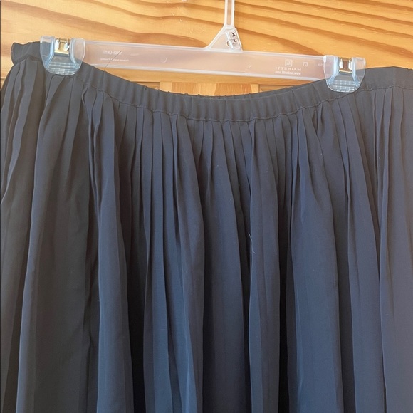 Talbots Black Pleated Skirt Size 10P - Picture 2 of 5